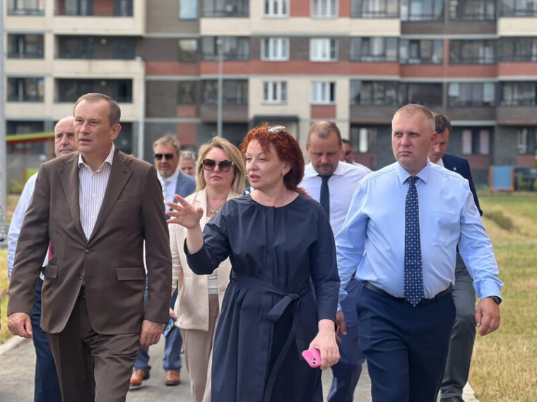 В рамках рабочего визита в г. Мурино губернатор Ленинградской области Александр Дрозденко побывал в двух новых школах и детском саду.